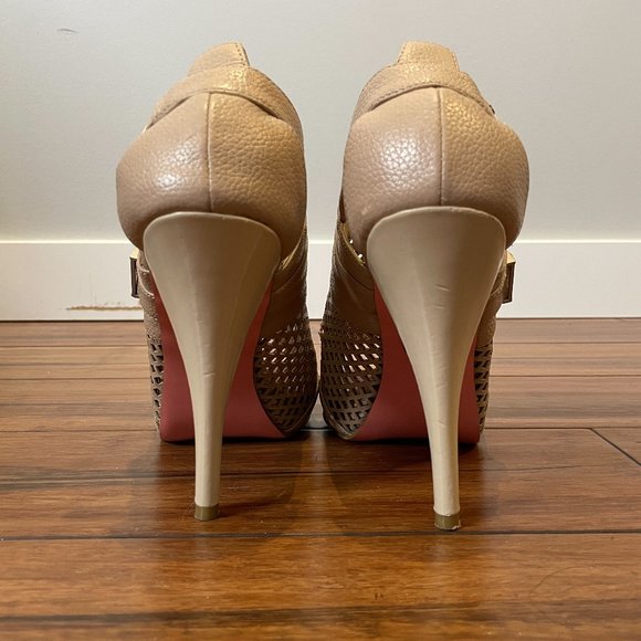 😵 2 FOR $40 // Harajuku Lovers Nude Pumps with Silver Buckles S-8- - Picture 11 of 13